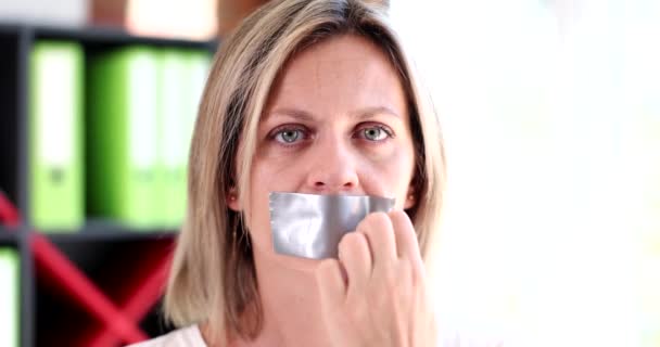 Krásná Žena Odstraní Lepicí Pásku Obličeje Koncept Symbolem Feminismu Dívka — Stock video