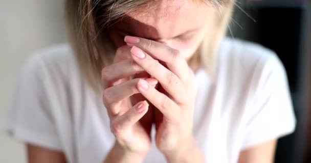 Сумна Депресії Жінка Почувається Погано Плаче Безнадійно Самотньо Жінка Біді — стокове відео