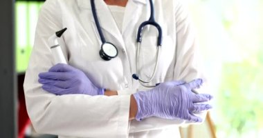 Kadın doktor kadın hastane çalışanı ya da beyaz önlüklü klinikte elleri bağlı hemşire. Pratisyen ve kardiyolog doktor ve sağlık hizmetleri ve sigorta kapanışı