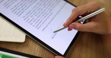 Kadın el ele tutuşması stili, belgenin yakın çekimine dijital imza atıyor. Çevrimiçi anlaşma imzalandı