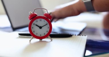 Uzaktan kumandalı bilgisayar klavyesine elle yazı yazma ve son teslim tarihi. Çalışma takvimi ve son teslim tarihi yönetim kavramı