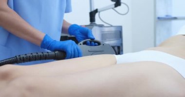 Kalça ve bikini bölgesinde lazer tüyü alınmış bir kadın. Güzellik salonunda lazer kılları alınıyor.