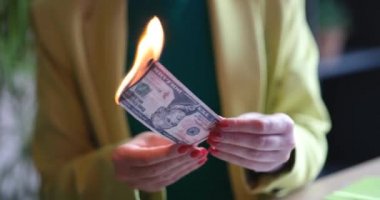 İş kıyafetli kadın elinde on dolarlık banknotlar tutuyor. Piyasa krizi ve yükselen enflasyon ve durgunluk kavramı