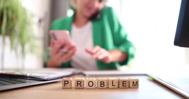 Bizneswoman Rozwiązuje Problem Siedząc Biurze Rozmawiając Przez Telefon Klientem Nieudany — Wideo stockowe