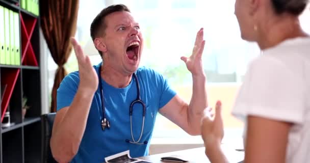 Πορτρέτο Του Θυμωμένου Γιατρού Προειδοποιεί Τον Ασθενή Υπακούσει Θυμωμένος Νευρικός — Αρχείο Βίντεο