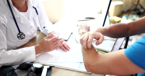 Manliga Händer Repor Grund Dermatit Och Klåda Känsla Vid Läkarbesök — Stockvideo