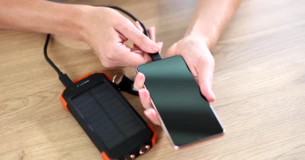 Solární Nabíječka Ženských Rukou Detailní Záběr Nabíjení Smartphonu Solární Baterie — Stock video