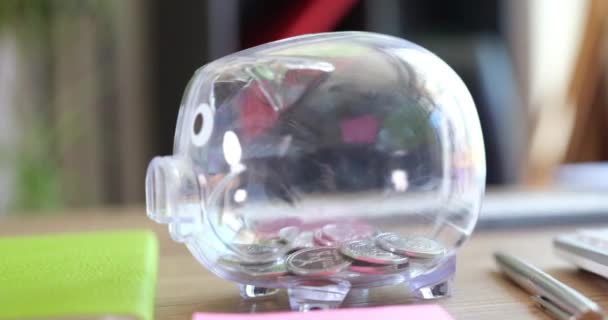 Das Sparschwein Aus Glas Ist Mit Münzen Und Dollarscheinen Gefüllt — Stockvideo