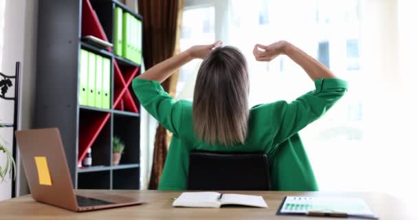 Mujer Sentada Lugar Trabajo Silla Agachándose Levantando Las Manos Siente — Vídeos de Stock