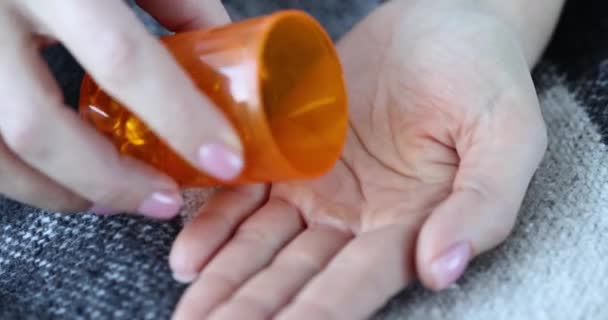 Vrouw Hand Houdt Gele Capsules Met Omega Giet Visolie Uit — Stockvideo