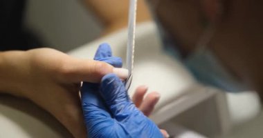 Manikürcü dosyaları tırnak şeklindeki özel tırnak törpüsü. Tırnak bakımı ve manikür.