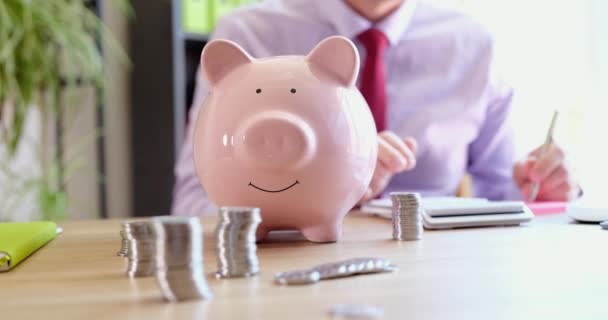 Hombre Negocios Pink Piggy Bank Ahorra Dinero Cuenta Con Cuentas — Vídeos de Stock