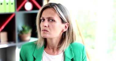 Kadın elini kulağına koydu ve ofiste dikkatle dinledi. İşitme kaybı semptomları