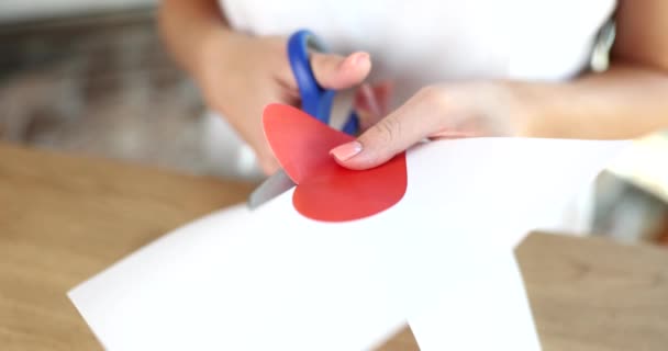 Ręce Wyciąć Czerwony Kształt Serca Kartonu Nożyczkami Walentynki Miłość Koncepcja — Wideo stockowe