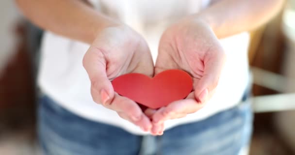 Frauenhände Mit Papierherz Mit Gesundheitskonzept Liebe Gesundheit Und Valentinstag — Stockvideo