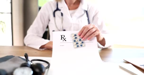 Medicinsk Läkare Håller Blister Med Piller Och Ger Ett Recept — Stockvideo