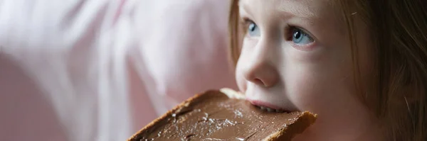 Portret Van Een Schattig Meisje Dat Brood Eet Met Chocoladepasta — Stockfoto