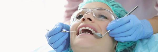 妇女坐在牙医椅子上的画像 牙医预约 检查牙齿 牙科医生用牙科器械治疗牙齿 牙齿护理概念 — 图库照片