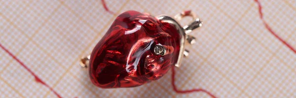 Kalp Kardiyogramının Üzerine Yerleştirilmiş Kırmızı Cam Minyatür Kalbin Üst Görüntüsü — Stok fotoğraf