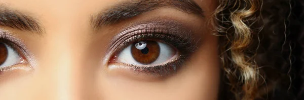 Zbliżenie Latynoski Amerykański Piękna Kobieta Brązowymi Oczami Kręcone Fryzury Pozowanie — Zdjęcie stockowe