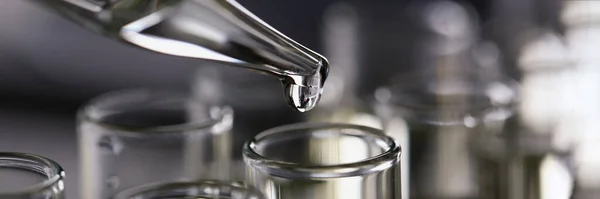 Nahaufnahme Von Gelber Flüssigkeit Verschüttet Benzinzusatz Innovatives Wasser Kolben Reinigungsprodukte — Stockfoto