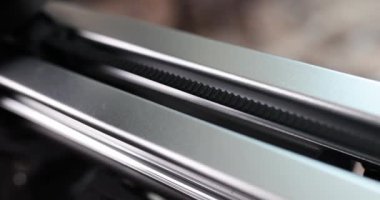 Ultra hassas bir mekanizmanın yakın plan ayrıntıları. Elektrik motor bileşeni, 3D yazıcı, endüstriyel ekipman