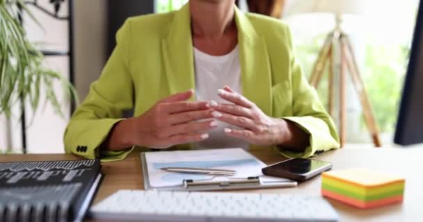 Mujer Negocios Oficina Extiende Sus Manos Hacia Lado Cerca Concepto — Vídeo de stock