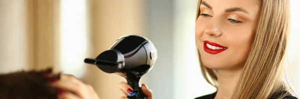 女理发师用吹风机给男人做发型 男子发式培训概念 — 图库照片
