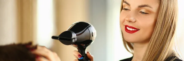 Mujer Peluquera Haciendo Peinado Con Secador Pelo Hombre Entrenamiento Mens — Foto de Stock