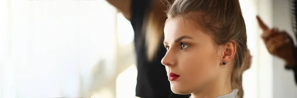 Portret Van Een Jonge Vrouw Bij Kapper Schoonheidssalon Diensten Trendy — Stockfoto