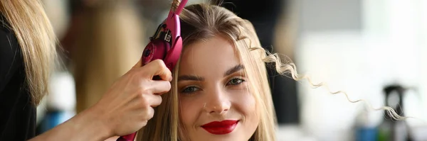 マスター女性の美容室で女の子の髪をカール美容師 イブニングヘアスタイルのコンセプト — ストック写真