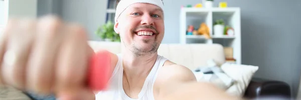 Genç Adam Kameraya Gülümseyen Dambıllarla Egzersiz Yapıyor Fitness Spor Konsepti — Stok fotoğraf