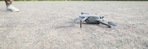 Petit Drone Numérique Repose Sur Sol Démarrer Service Sur Terre — Photo