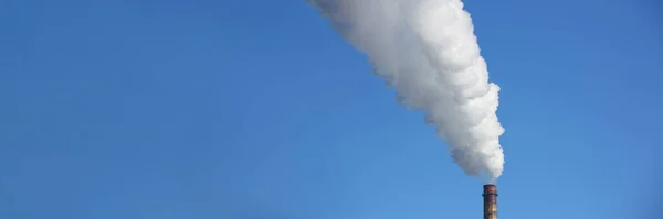 Schoorsteen Blaast Witte Rook Blauwe Lucht Luchtverontreiniging Door Een Industriële — Stockfoto