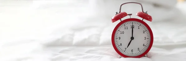Reloj Despertador Rojo Durante Horas Pie Primer Plano Cama Blanca — Foto de Stock