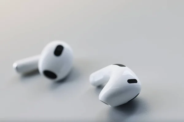 Weiße Drahtlose Bluetooth Ohrhörer Auf Grauem Hintergrund Modezubehör Für Mobiltelefone — Stockfoto
