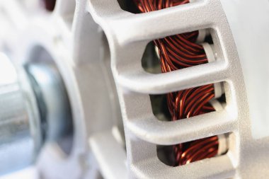 Otomobil jeneratörünün gümüş parçası, yakın plan. Elektrik motor parçası, elektronik güncelleme, endüstriyel yedek parça