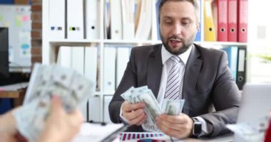 İş adamları ofiste nakit Amerikan banknotlarını sayar. Kârlı mali yatırım ve kâr kavramı