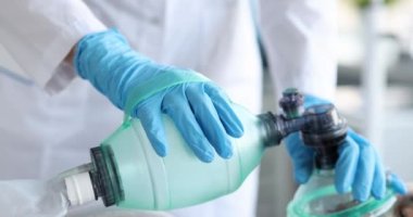 Doktor acil serviste hastanın oksijen maskesini tutuyor. Sağlık personeli hastalık sırasında hastayı hayata döndürdü