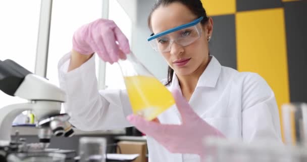 Wissenschaftler Rührt Gelbe Ölige Flüssigkeit Kolben Labor Chemisches Forschungskonzept — Stockvideo
