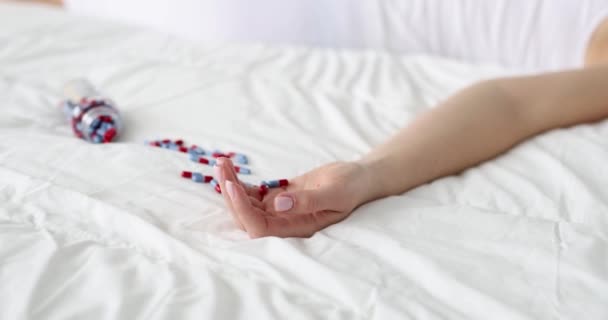 Рука Медицинскими Таблетками Кровати Концепция Лечения Передозировки Наркотиков — стоковое видео