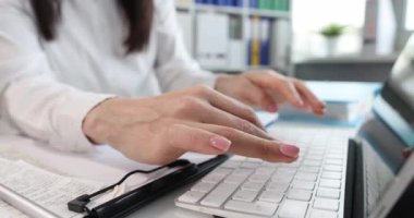 Kadın dizüstü bilgisayarda klavye kullanıyor. Programcı olarak çalışmak ve başlangıç konseptini geliştirmek