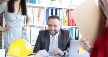 Genç mimarlar ofiste iletişim kurar. Pozitif duygular ve iş ekibi konsepti üzerine çalışma