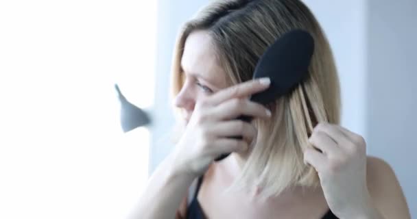 Mujer Joven Excitada Parece Asustada Sosteniendo Cepillo Pelo Mujer Que — Vídeos de Stock