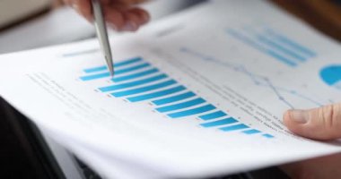 İş grafiği ve grafikleri pazarlama analisti tarafından incelenir. Mali kalkınma ve istatistik kavramı
