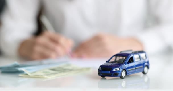 車の販売契約を作成します 自動車保険の概念 — ストック動画