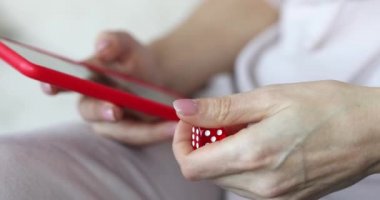 Zar ve akıllı telefonu elinde tutan kişi. Çevrimiçi kumar kavramı