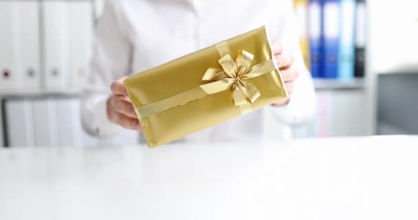 Wanita Memegang Hadiah Dalam Paket Emas Kejutan Untuk Hari Valentine — Stok Video