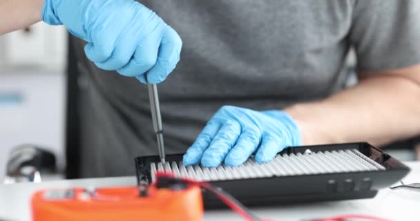 Μηχανικός Επισκευάζει Και Δοκιμάζει Εξοπλισμό Φωτισμού Επισκευή Και Συντήρηση Ηλεκτρονικών — Αρχείο Βίντεο