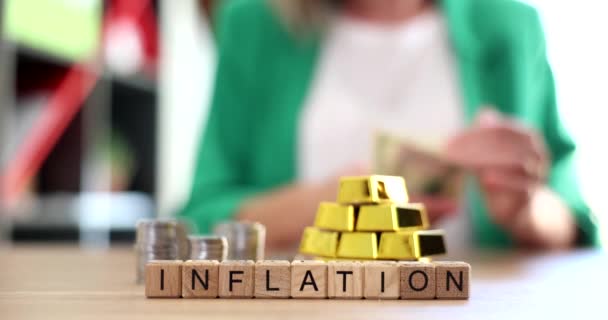 Mujer Contando Dinero Barras Oro Fondo Palabra Inflación Primer Plano — Vídeos de Stock